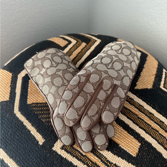 Coach Signature Jacquard Women's Gloves - Picture 1 of 4
